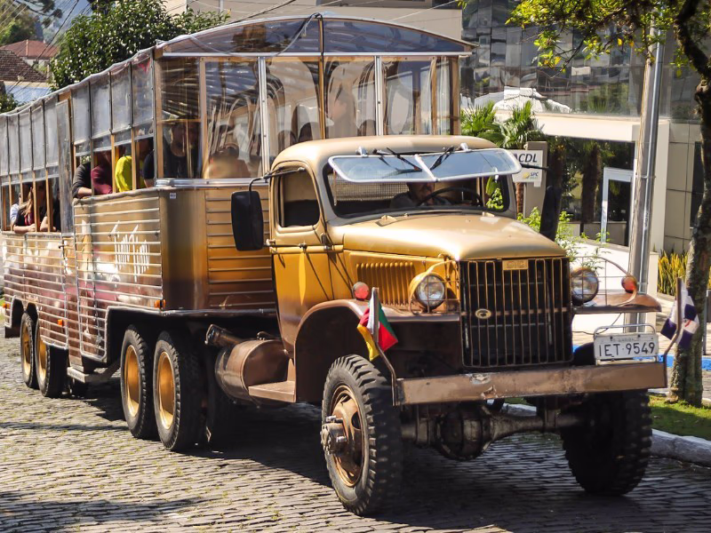Bus andando cidade